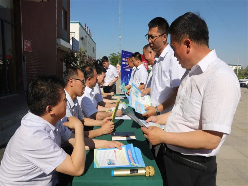 公司所屬各單位舉辦安全生產(chǎn)宣傳咨詢(xún)?nèi)栈顒?dòng).jpg